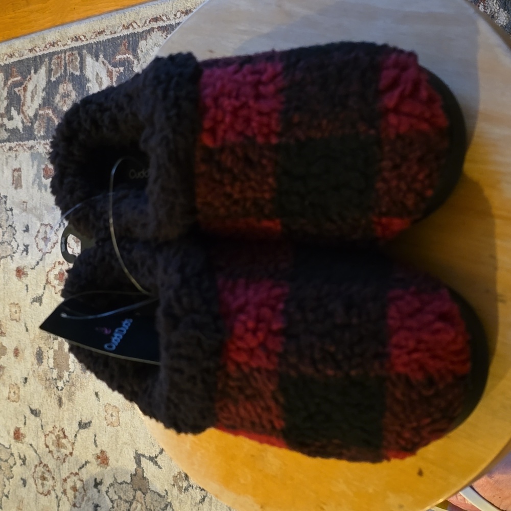 CUDDL DUDS BRAND WOMENS RED  AND BLACK CHECKERED SLIPPERS SIZE SMALL 5-6